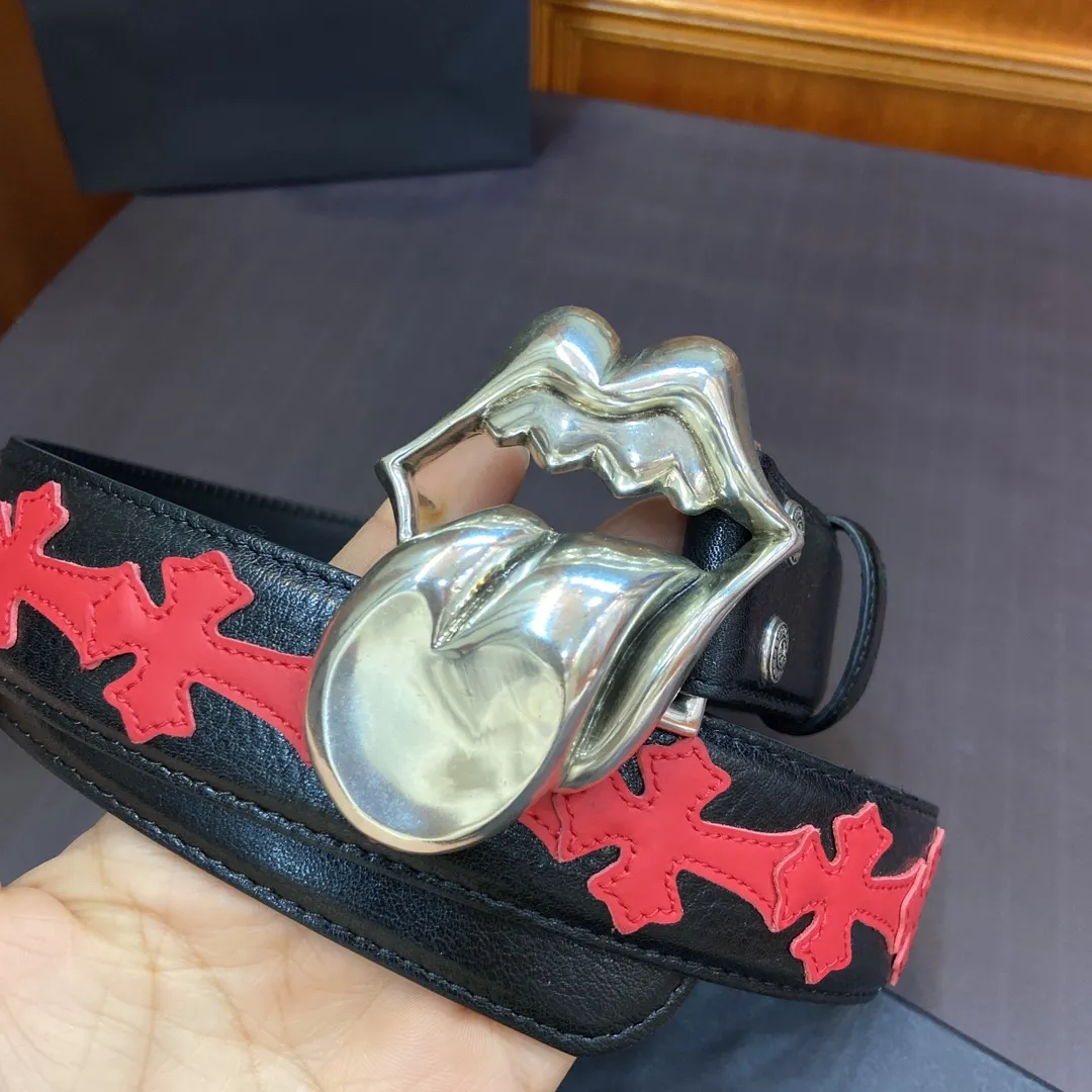 💰760💰Full package💰 💍purchasing grade pure copper silver plated 925 fidelity version 𝐂𝐡𝐫𝐨𝐦𝐞𝐇𝐞𝐚𝐫𝐭𝐬 Crow heart detachable style The Big Tongue's pure copper silver-plated 925 hardware has an old and rough style. During production, the black color after oxidation of 925 silver is deliberately retained, and then polished to form a shiny silver surface with soft gray and black shadows. The layering is very obvious. The imported oil-waxed leather is spliced ​​with colorful crosses, integrating rock punk, goth, street hip-hop and other elements. Its design style is unique and full of mystery and luxury.  Width 3.8cm.